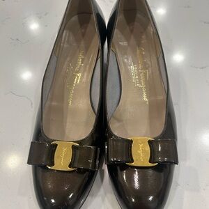 Vintage 90s Ferragamo Vara Bow Patent Leather Dark Brown 
Size 10